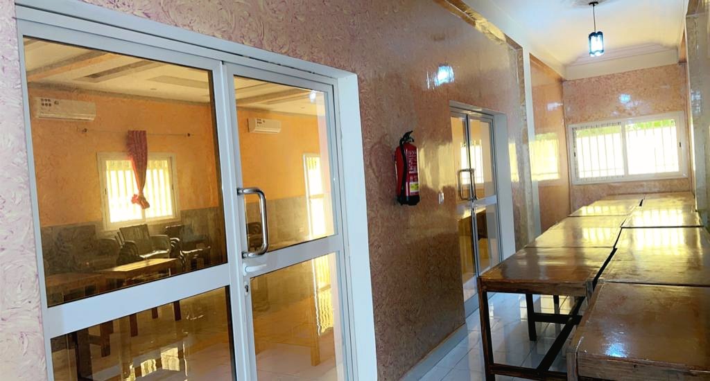 Couloir lumineux vers les chambres de l’Hôtel Kolidado