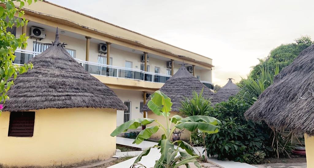 Village africain et terrasse de l’Hôtel Kolidado à Kolda