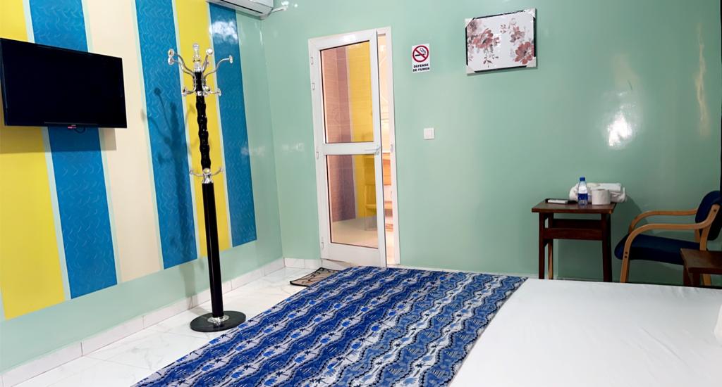 Chambre climatisée avec salle de bain privée
